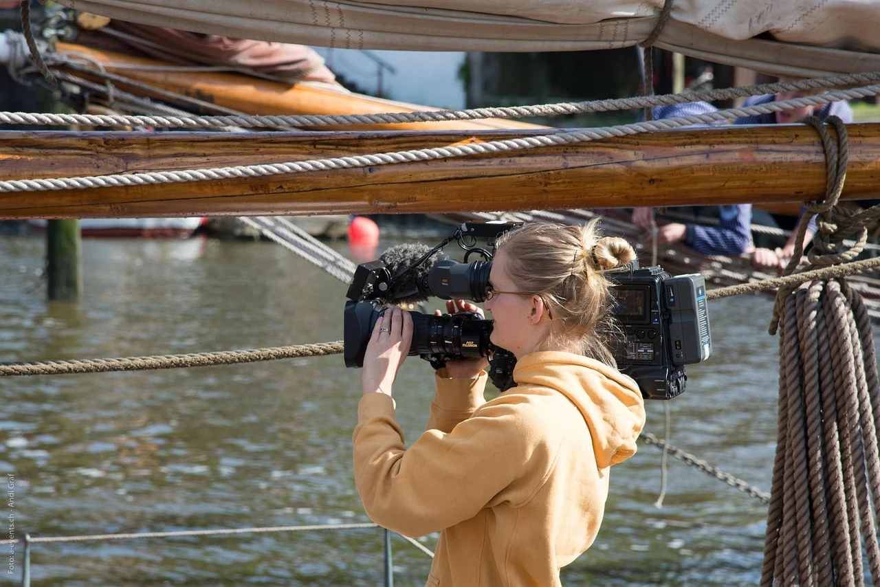 zpravodaj, novinář, film tým, kameraman, kameramanka, tv, film, fotoaparát, video film, televizní film, záznam, žena