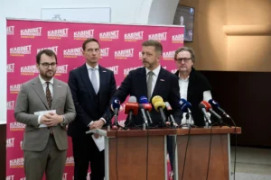 Členové stínového kabinetu Starostů na tiskové konferenci