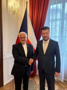 Předseda Sněmovny Tomio Okamura si podává ruku s íránským velvyslancem Sejjedem Madžidem Ghafelehem Bašim