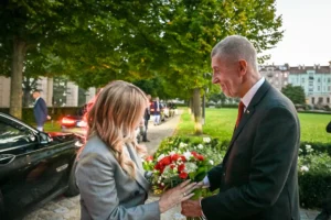 Premiér Andrej Babiš vítá italskou premiérku Giorgiu Meloniovou na zahradě Strakovy akademie