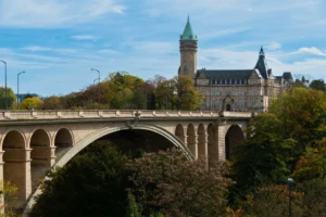Malebný výhled na Adolfův most a historickou architekturu v Lucemburku.