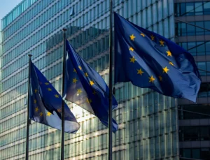 Vlajky EU vlající před budovou Evropské komise v Bruselu, Belgie.